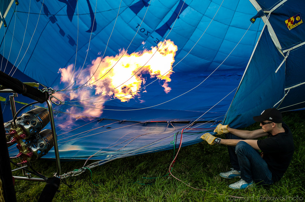 Flying hot air ballon with parachute jumpers