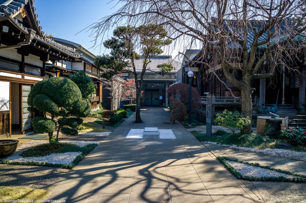 Yanaka cemetery temple